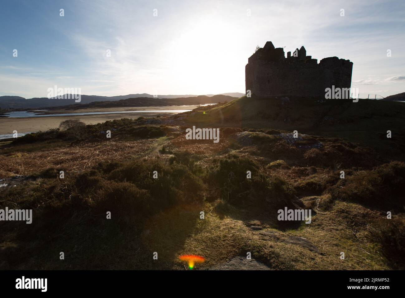 Halbinsel von Ardamurchan, Schottland. Silhouettenansicht des historischen Schlosses Tioram auf der Insel Eilean Tioram. Stockfoto