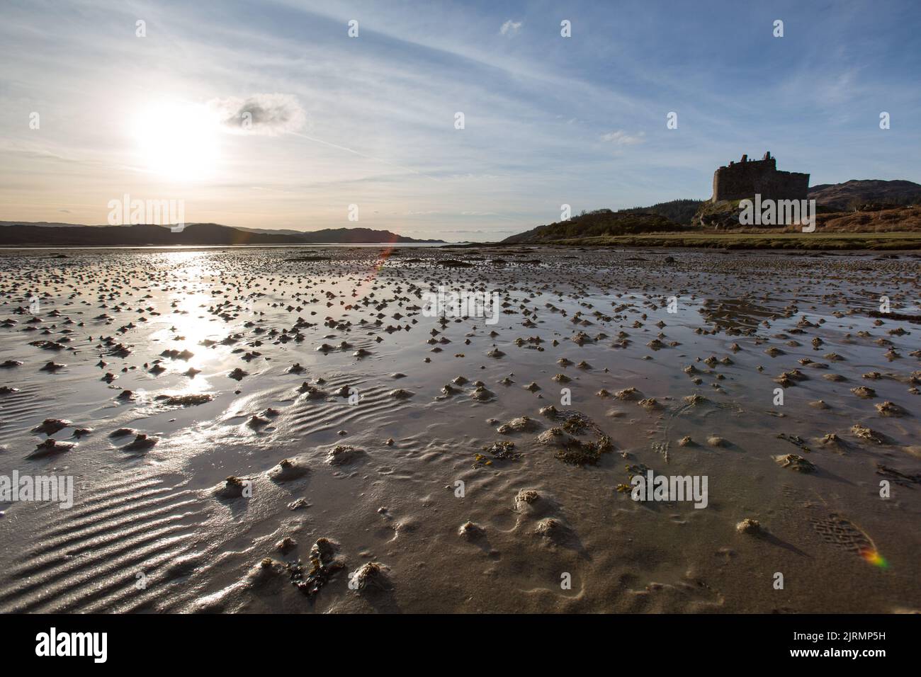 Halbinsel von Ardamurchan, Schottland. Schattenansicht der Altstadt von Castle Tioram bei Ebbe auf der Insel Eilean Tioram. Stockfoto