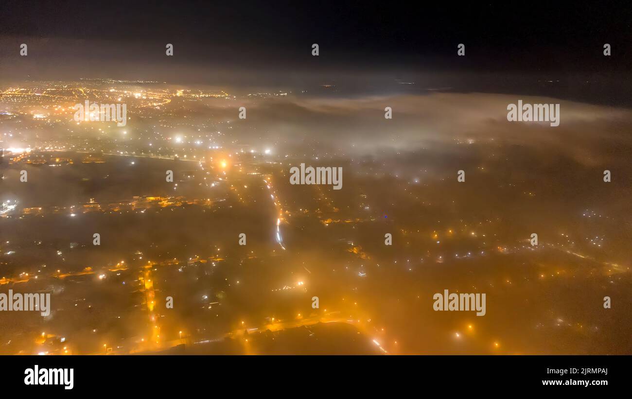 Die Stadt im Zentrum ist nachts von Nebel bedeckt. Stimmungsvolle Atmosphäre. Stockfoto