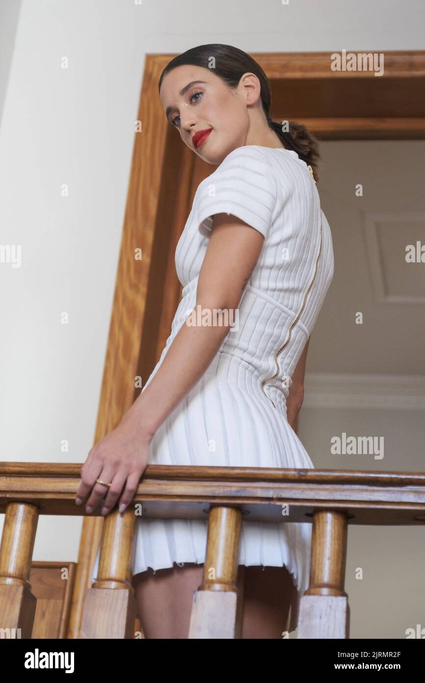 Madrid, Spanien. 25. August 2022. Die Schauspielerin Maria Pedraza posiert in einer Porträtsitzung an der Academia del Cine in Madrid. Pedraza ist eine spanische Film- und Fernsehschauspielerin, die für ihre Rollen in Serien wie „La casa de Papel“, „Elite“ oder „Toy Boy“ bekannt wurde. (Foto: Atilano Garcia/SOPA Images/Sipa USA) Quelle: SIPA USA/Alamy Live News Stockfoto