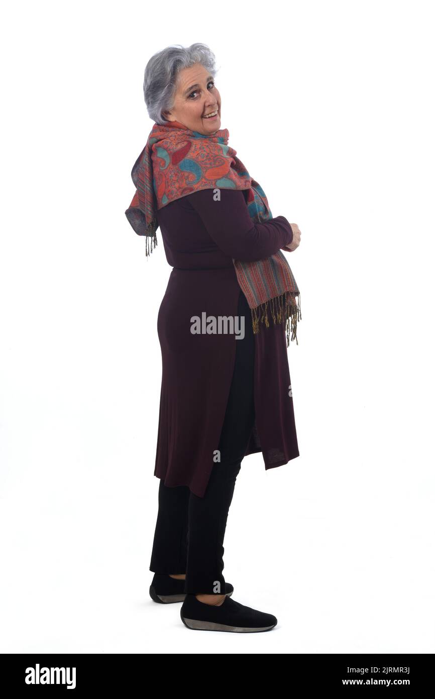 Seitenansicht einer asenioren Frau, die die Kamera auf weißem Hintergrund anschaut Stockfoto