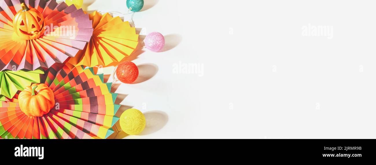 Halloween Banner mit bunten Papierfächern, dekorativem Kürbis, Aufhellung und Jack o'Laterne auf weißem Hintergrund mit Platz für deinen Text. Mexikanisch, Stockfoto