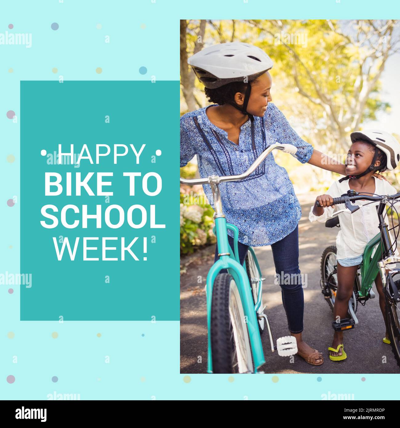Glückliche afroamerikanische Mutter und Tochter Fahrrad fahren, glücklich Fahrrad zur Schulwoche Text Stockfoto