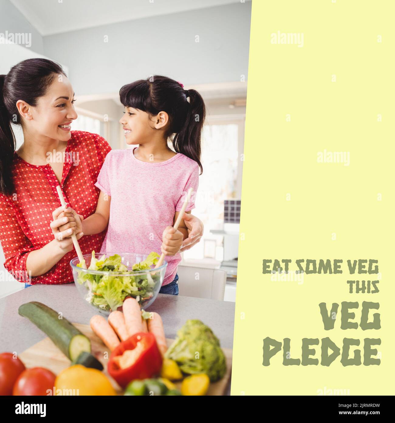 Digitales Bild von glücklich asiatische Mutter und Tochter, die Salat, essen einige Gemüse dieser Gemüse Versprechen Text Stockfoto