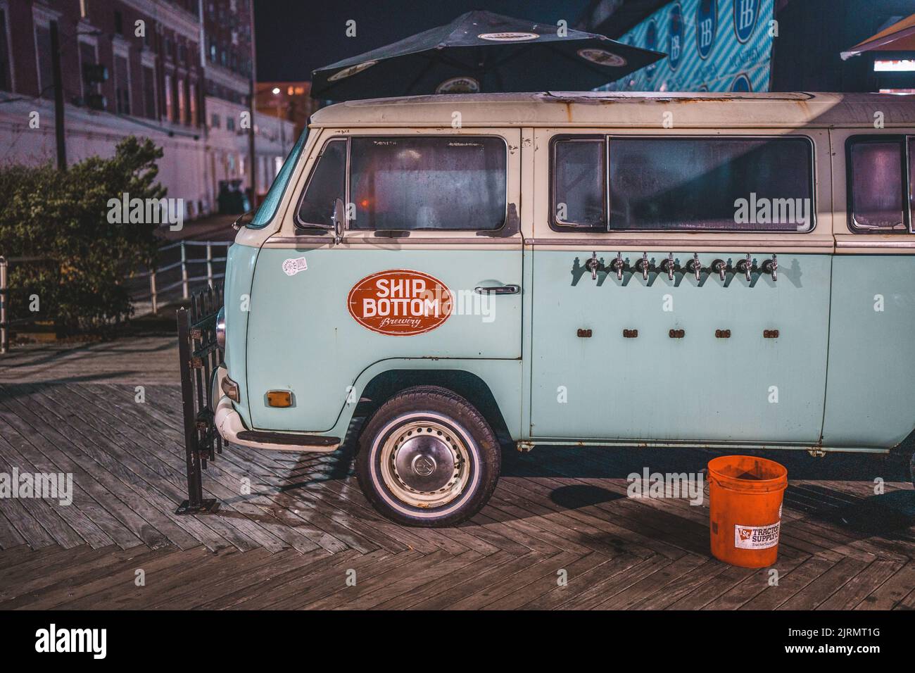 Nahaufnahme eines blauen Volkswagen Typ 2 Classic Minivans mit Wasserhähnen, die nachts im Freien geparkt sind Stockfoto