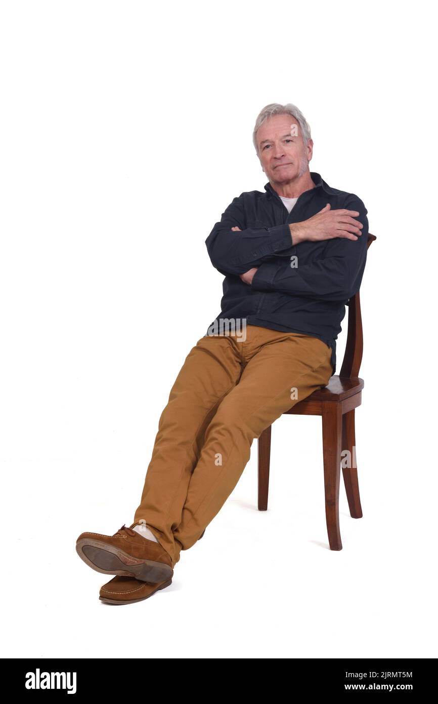 Mann sitzt auf Stuhl entspannt auf weißem Hintergrund Stockfoto