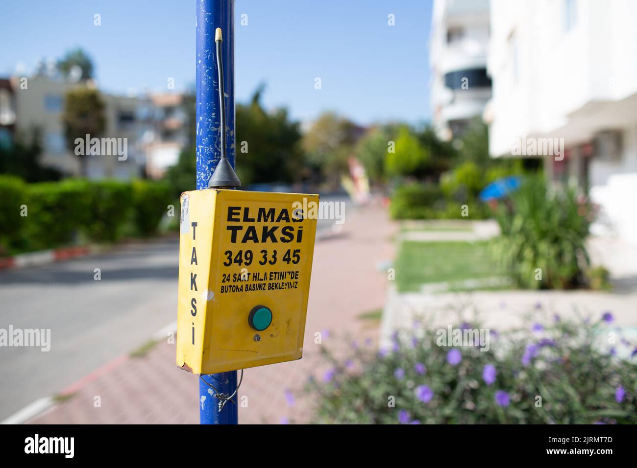 Die Taxiservice-Taste befindet sich außerhalb der Türkischen Straße Stockfoto