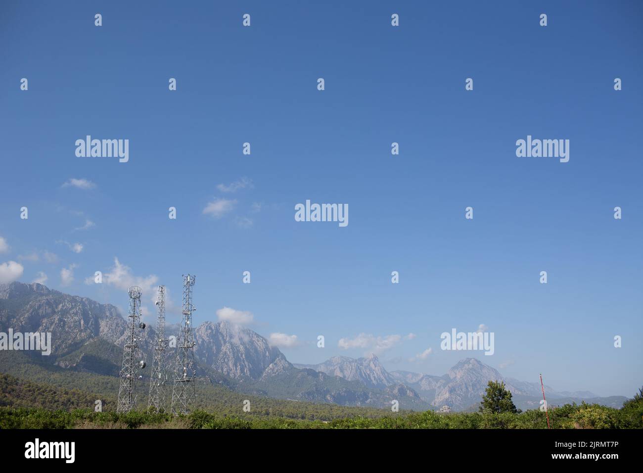 Telecommunication Antenne Tensmitter Turm auf Berge Hintergrund Stockfoto