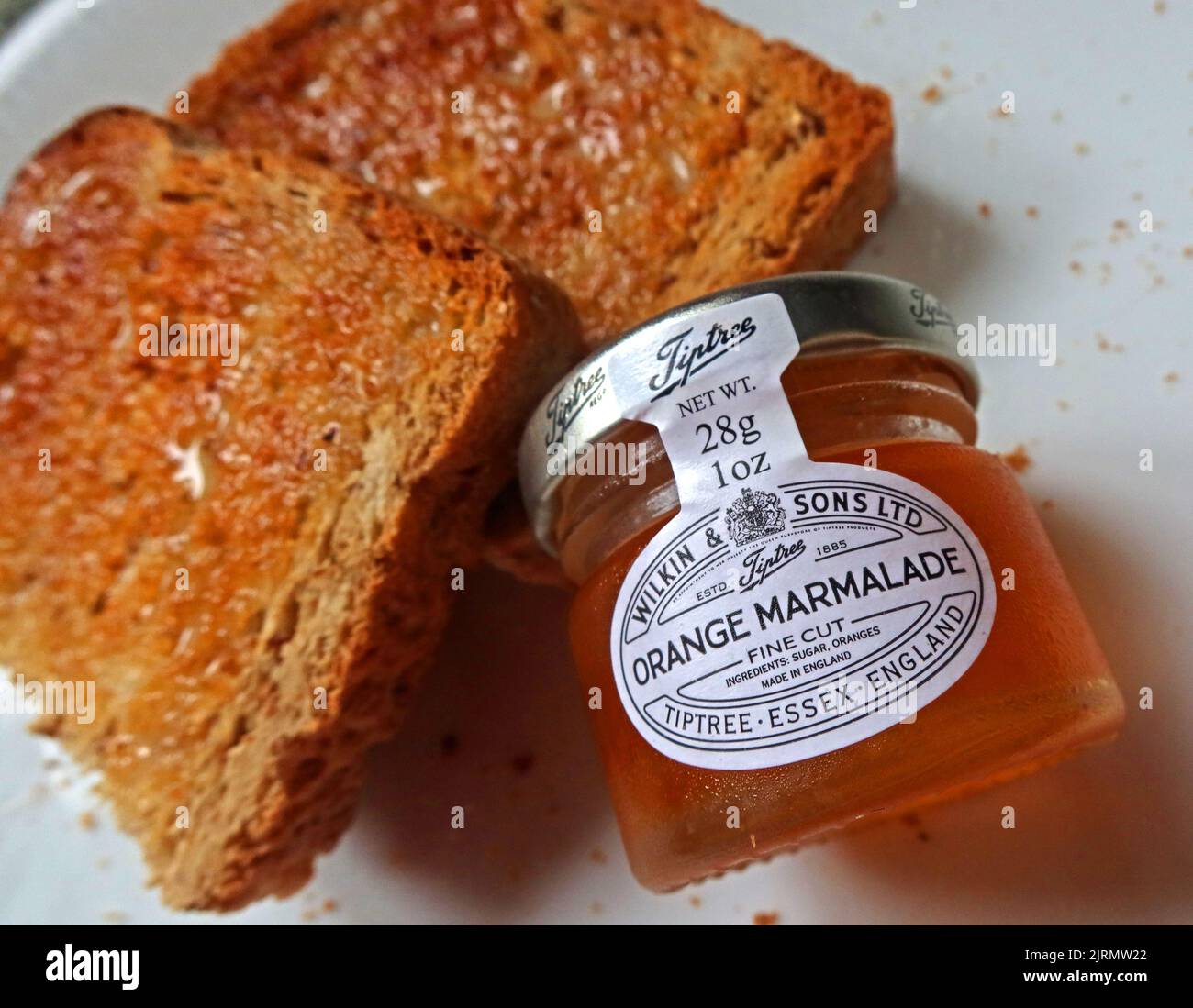 Orangenmarmelade auf geröstetem Brot. Ein Frühstücksangebot für Senioren und Senioren Stockfoto