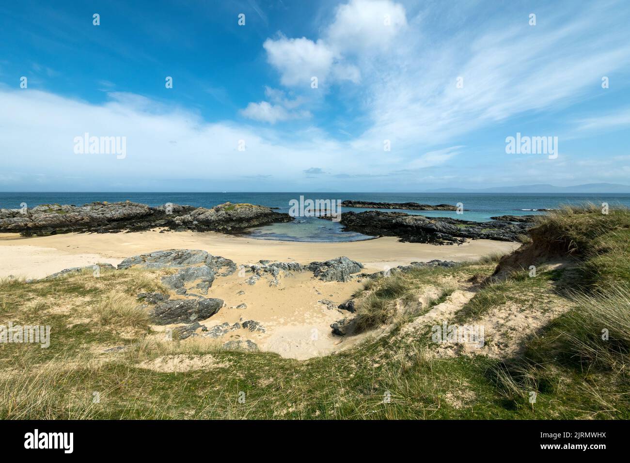 Felsen und Sand des wunderschönen und abgelegenen Balnahard Beach auf der Hebriden-Insel Colonsay, Schottland, Großbritannien Stockfoto