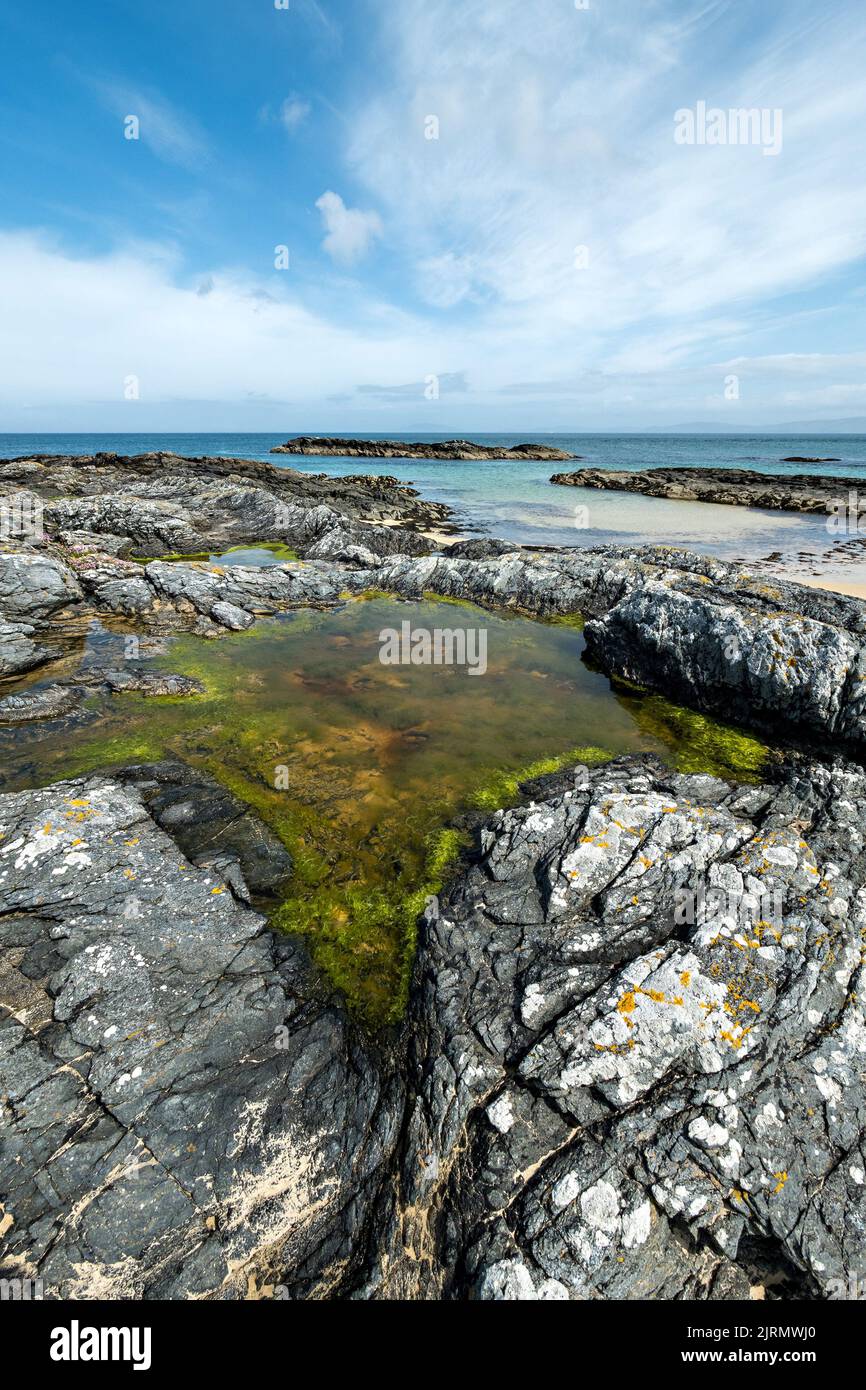 Großes Gezeitenbecken am Balnahard Beach auf der Hebriden-Insel Colonsay, Schottland, Großbritannien Stockfoto