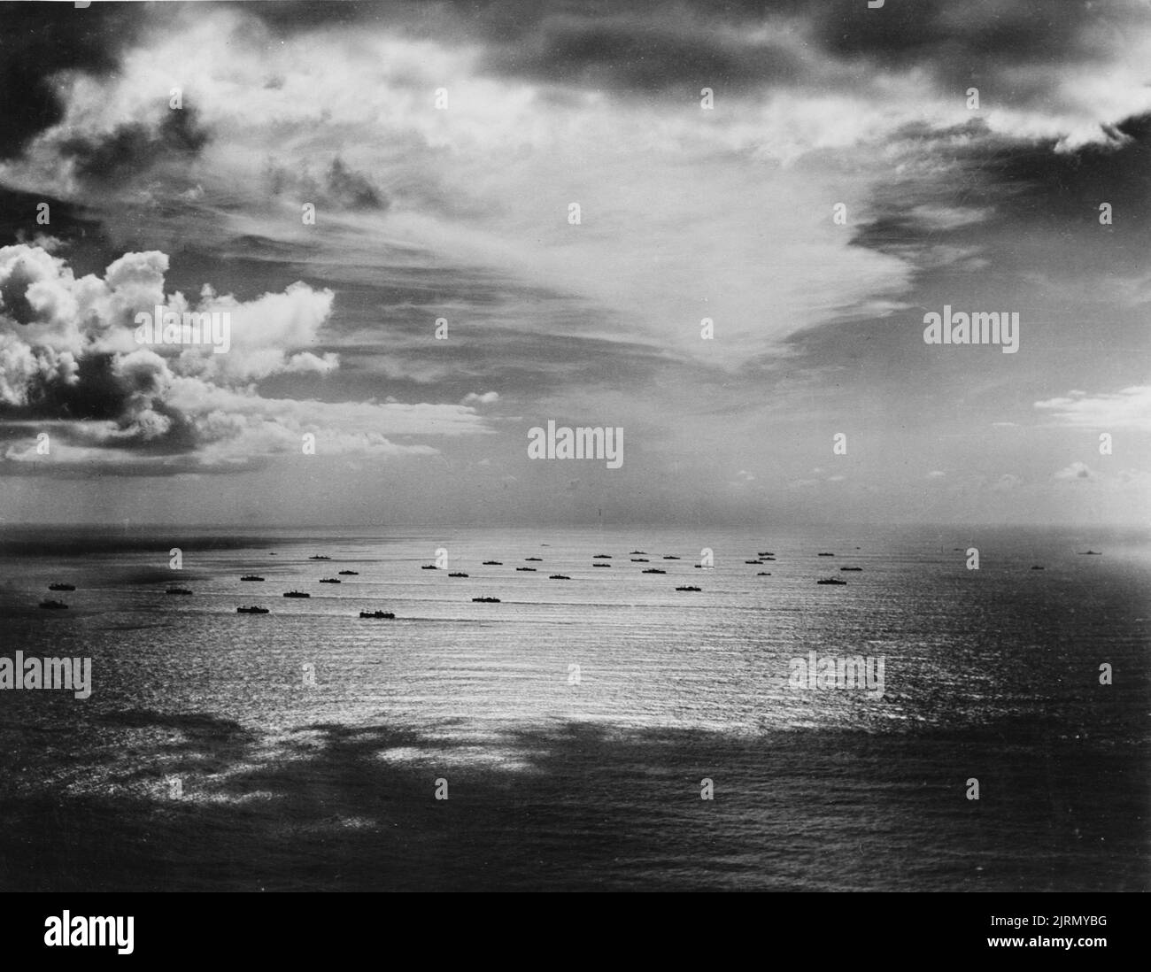 Ein Vintage-Foto um 1942, das einen Konvoi von Handelsschiffen zeigt, die während des Zweiten Weltkriegs den Atlantik überquerten Stockfoto