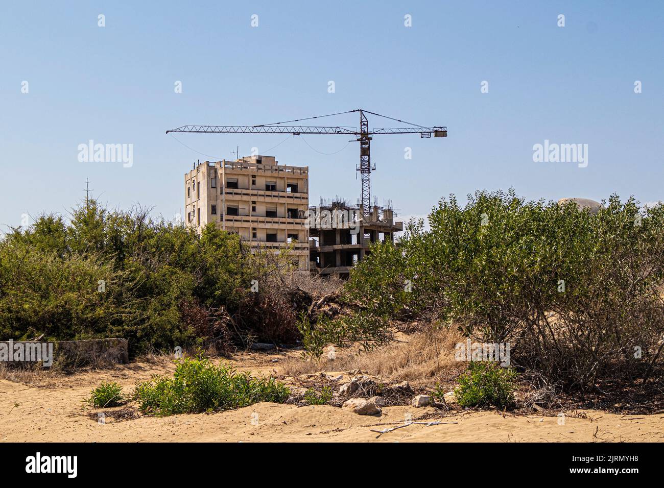Varosha, Zypern - 23. August 2022 - verlassene Hotels und Gebäude am Strand das Geisterstädtchen Varosha, Famagusta, Zypern Stockfoto