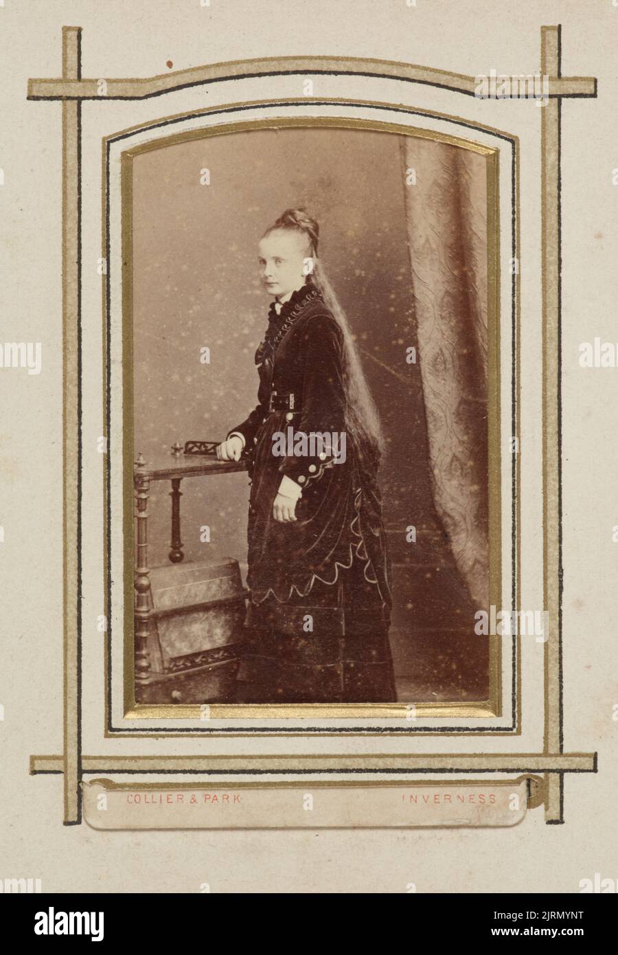 Untitled [Portrait of a Young girl with long hair], circa 1872, Inverness, von Collier & Park. Stockfoto