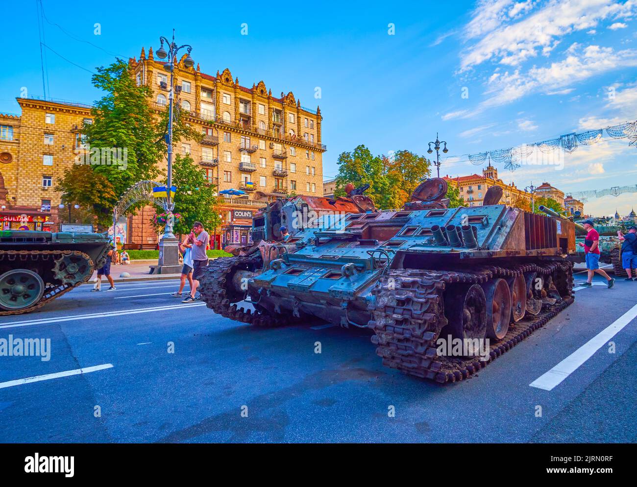 KIEW, UKRAINE - 23. AUGUST 2022: Zerstörte russische Militärfahrzeuge auf Maidan Nezaleschnosti am 24. August in Kiew, Ukraine Stockfoto