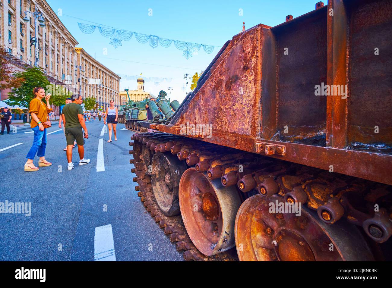 KIEW, UKRAINE - 23. AUGUST 2022: Am 24. August in Kiew, Ukraine, verbrannte russische Panzer und Artillerie auf der Straße Chreschtschatyk Stockfoto