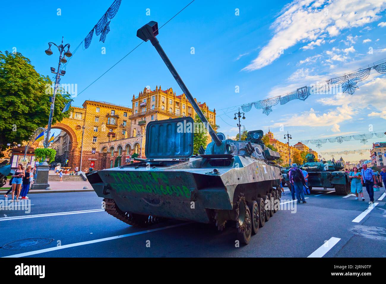 KIEW, UKRAINE - 23. AUGUST 2022: Ausstellung zerstörter russischer Militärfahrzeuge auf der Straße Chreschtschatyk am 23. August in Kiew, Ukraine Stockfoto