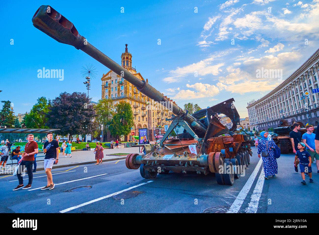 KIEW, UKRAINE - 23. AUGUST 2022: Maidan Nezalezhnosti (Unabhängigkeitsplatz) mit rostiger Bombenbombe auf selbstfahrende Msta-Artillerie, am 24. August in Kiew, UKR Stockfoto