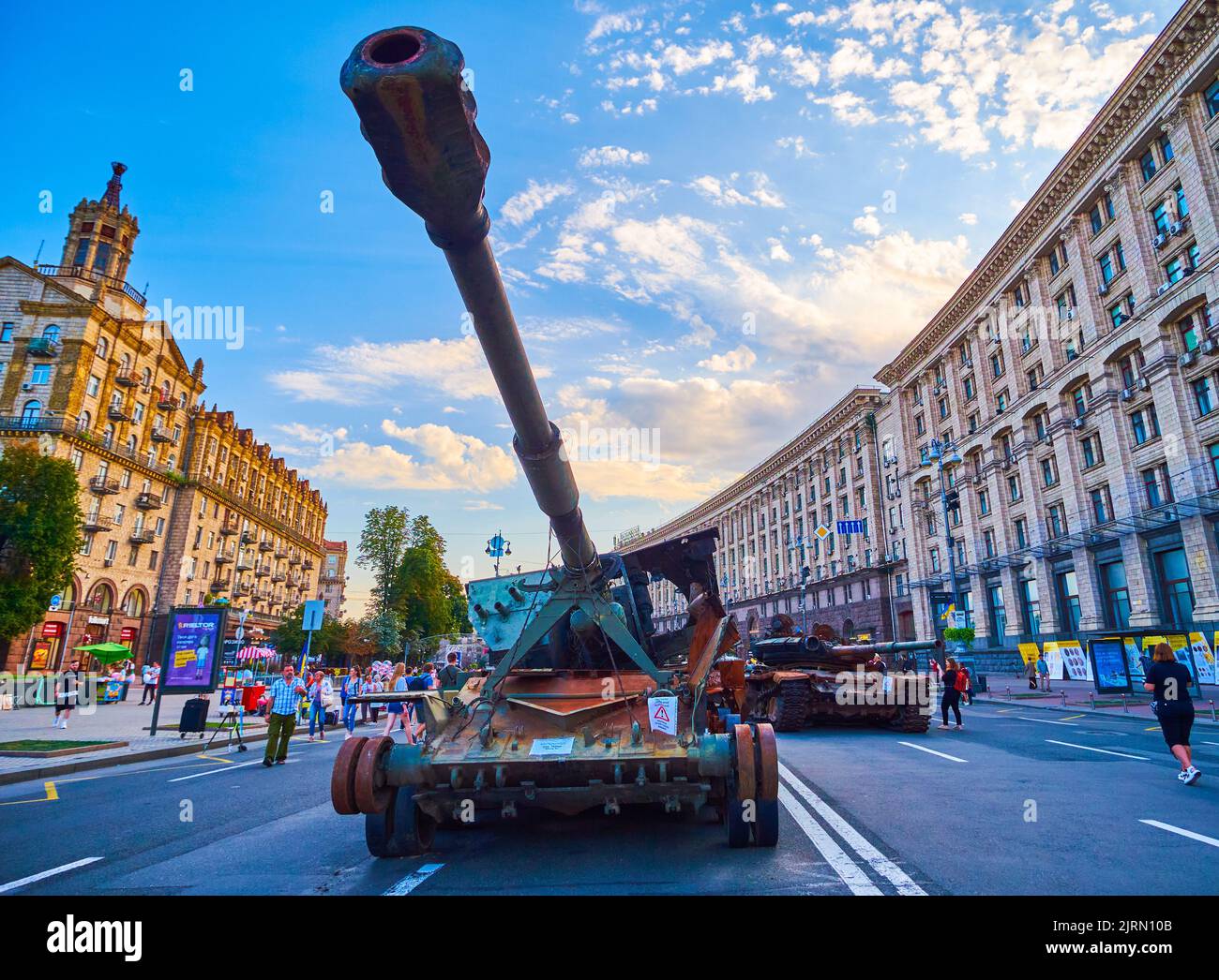 KIEW, UKRAINE - 23. AUGUST 2022: Verrostete Panzer auf Ausstellung zerstörter russischer Militärausrüstung zum Unabhängigkeitstag, Khreschtschatyk Avenue, auf Au Stockfoto