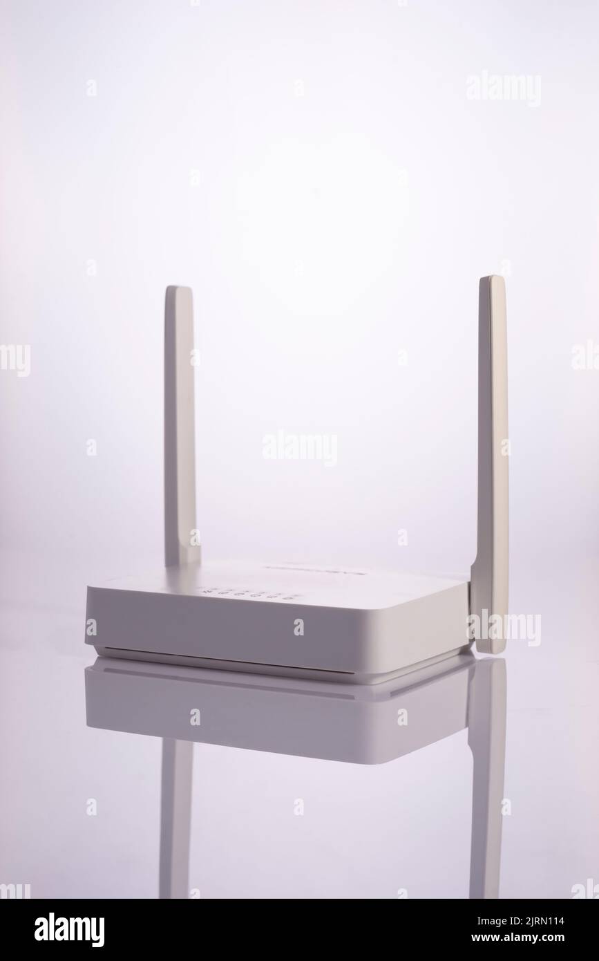 Weißer wi-Fi-Router auf weißem Hintergrund. Stockfoto