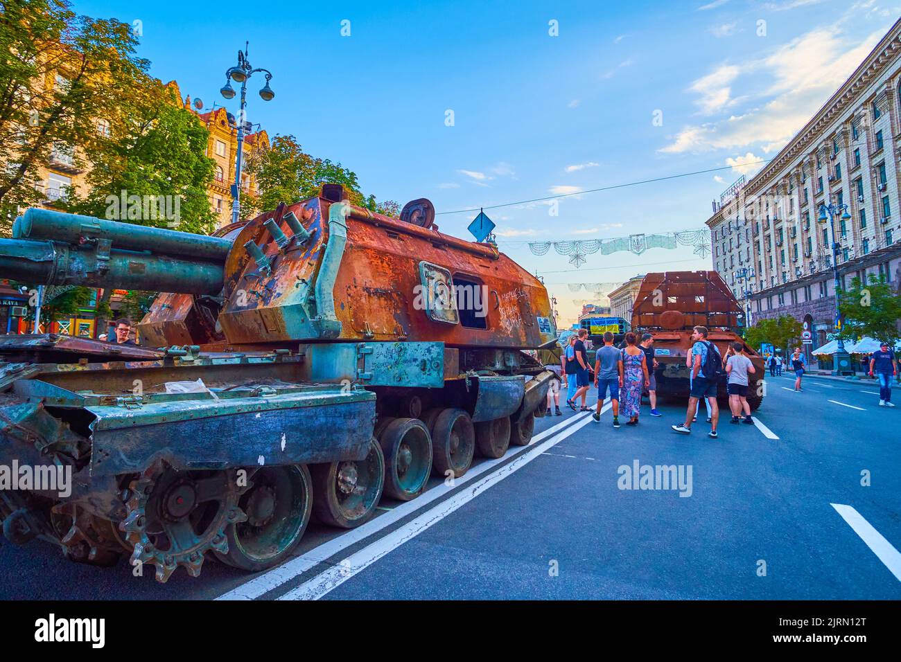 KIEW, UKRAINE - 23. AUGUST 2022: Zerbrochene Panzer, Haubitzen, selbstfahrende Artilleriesocken auf der Ausstellung zerstörter russischer Militärfahrzeuge, ON Stockfoto