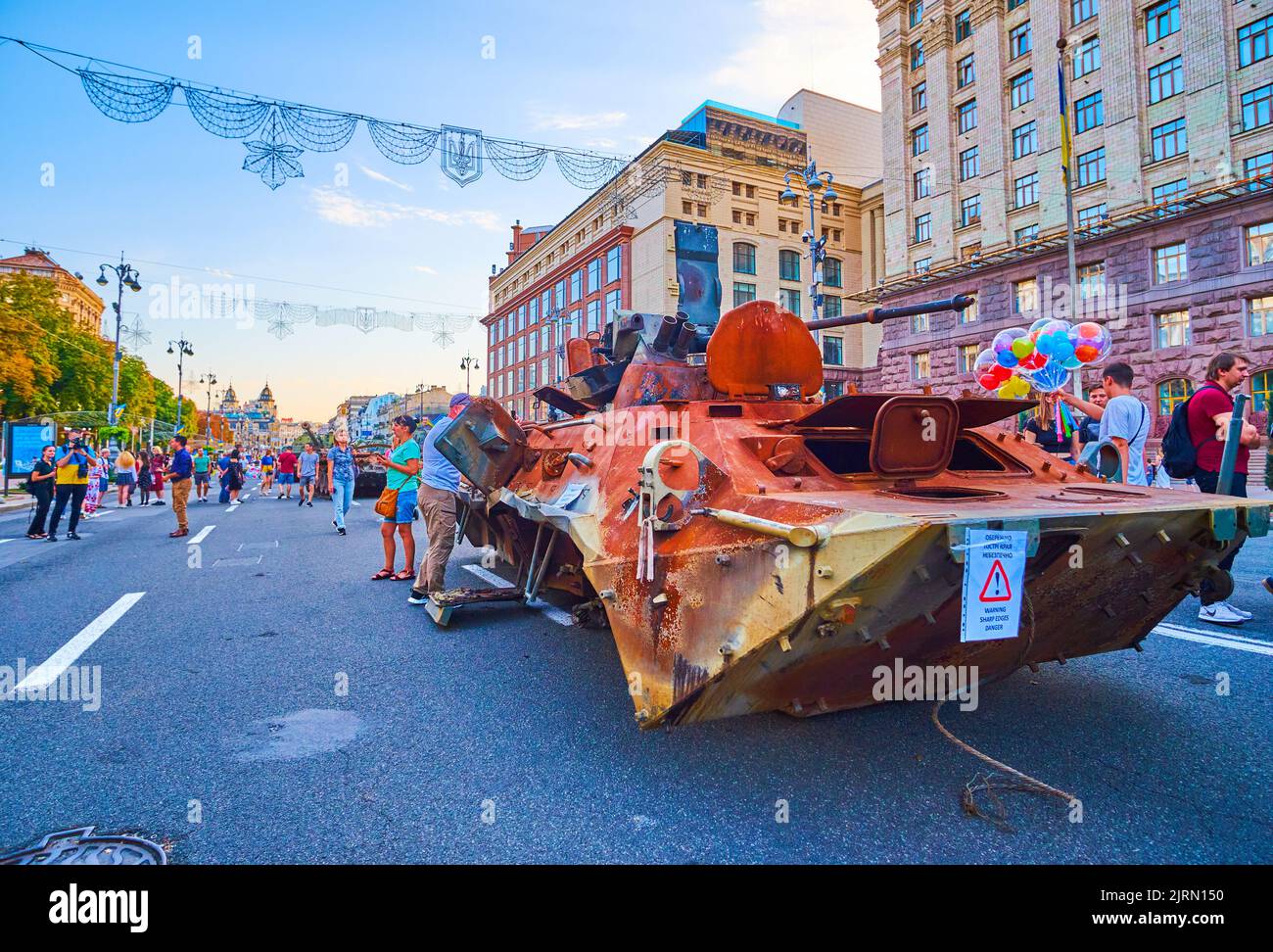 KIEW, UKRAINE - 23. AUGUST 2022: Die überfüllte Chreschtschatyk-Allee während der Ausstellung zerstörter russischer Militärausrüstung am 24. August in Kiew, Stockfoto