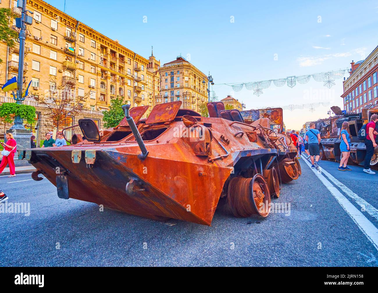 KIEW, UKRAINE - 23. AUGUST 2022: Verbrannte russische Militärfahrzeuge, Unabhängigkeitstag, Kiew, Ukraine, am 24. August in Kiew, Ukraine Stockfoto