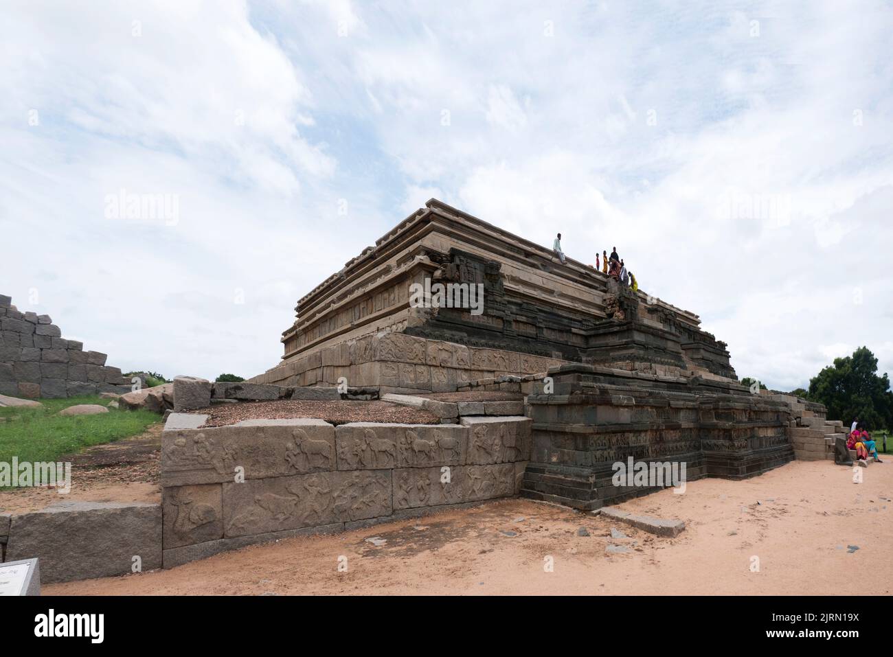 Die Mahanavami-Plattform, auch als die große Plattform Audience Hall Dasara oder Mahanavami Dibba Monument im Hampi State Karnataka India 08 07 2022 bezeichnet Stockfoto