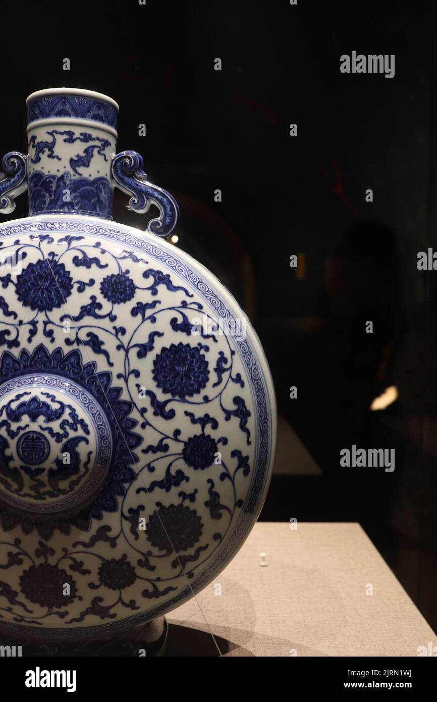 Eine Nahaufnahme einer alten chinesischen blau blühenden Porzellanvase Stockfoto
