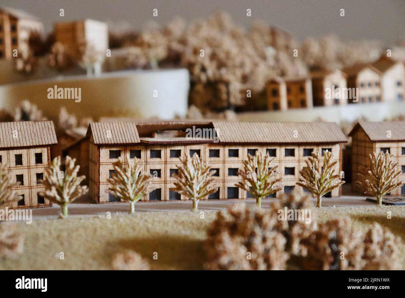 Eine Nahaufnahme aus Holz gefertigten chinesischen alten traditionellen Dorf und Bäume Modell Stockfoto