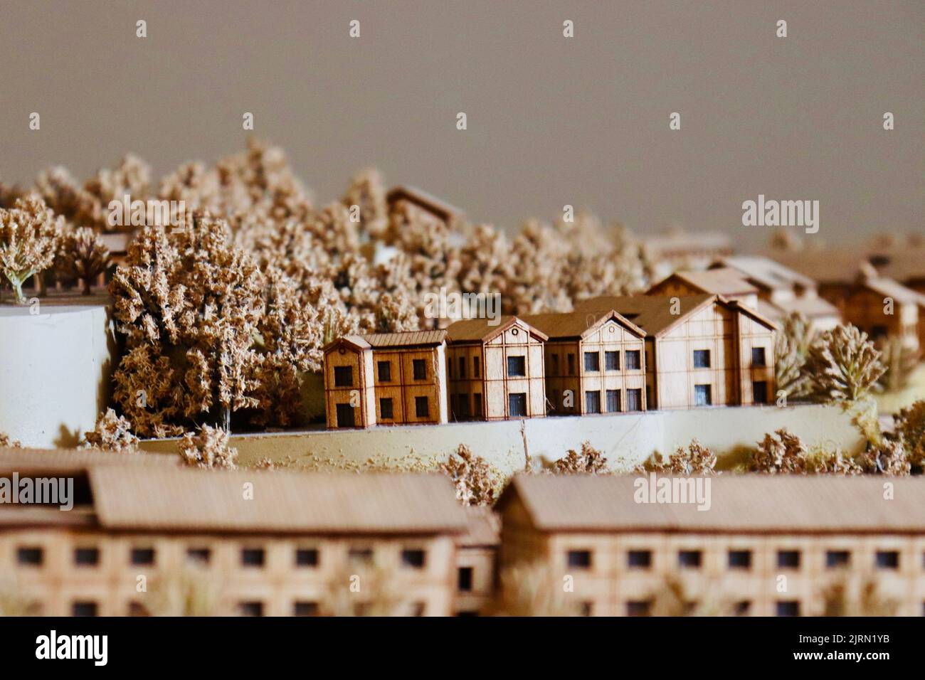 Eine Nahaufnahme aus Holz gefertigten chinesischen alten traditionellen Dorf und Bäume Modell Stockfoto