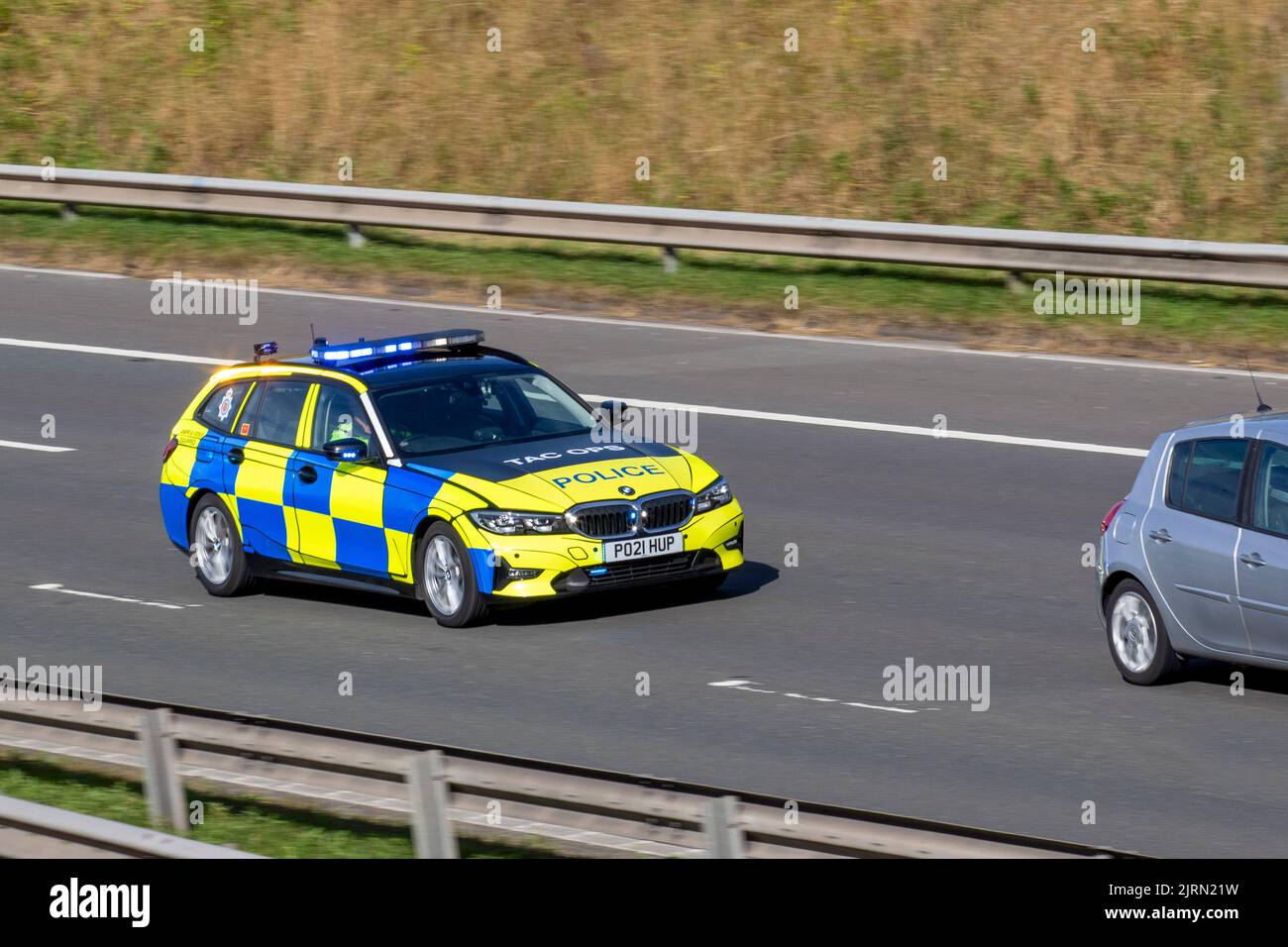 TAC OPS, Lancashire Tactical Operations Division. UK Police Fahrzeug Verkehr, Verkehr, moderne, BMW Limousine Autos blinkende blaue Lichter, Stau auf der Autobahn M6 3 Spuren. Stockfoto