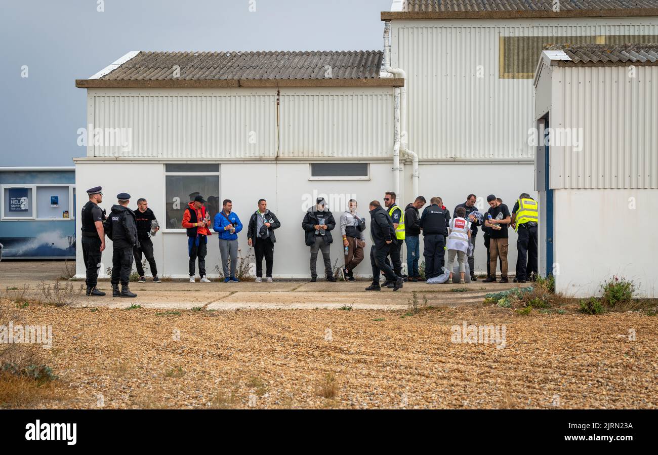 Migrant Dungeness, Kent, Großbritannien, August 25. 2022. Migranten, die versuchen, den Ärmelkanal zu überqueren, der von der RNLI vor der Küste von Dungeness gerettet wurde, sind pro Stockfoto