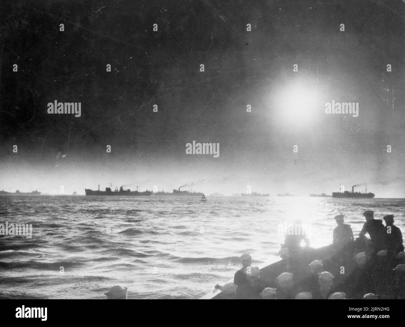 Ein Vintage-Foto um 1942, das einen Konvoi von Handelsschiffen zeigt, die während des Zweiten Weltkriegs den Atlantik überquerten Stockfoto