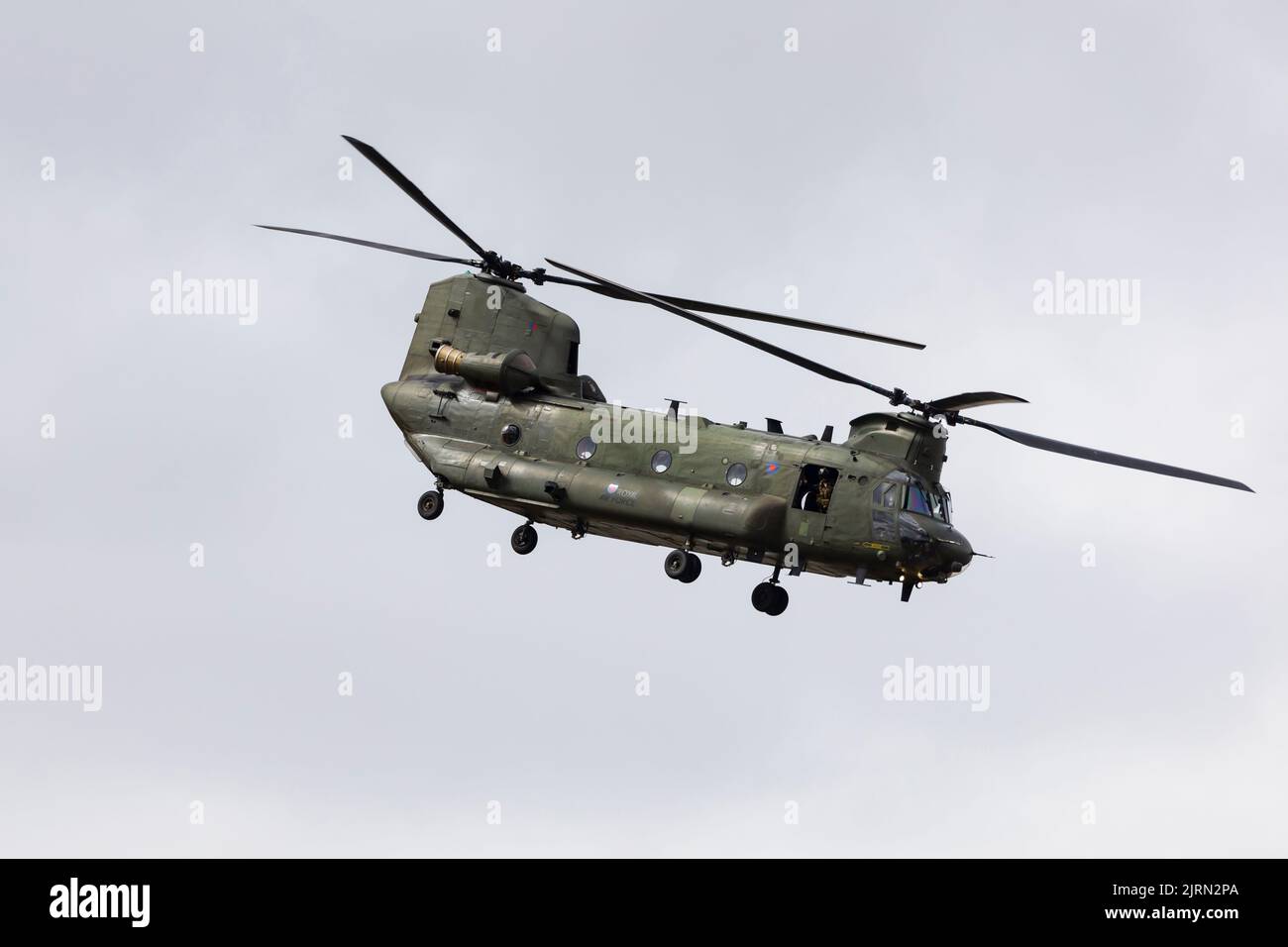 Boeing CH-47D Chinook Heavy Lift des Royal Air Force Chinook Display Teams, das bei RAF Odiham, RAF Syerston Familientag, beheimatt ist. Stockfoto