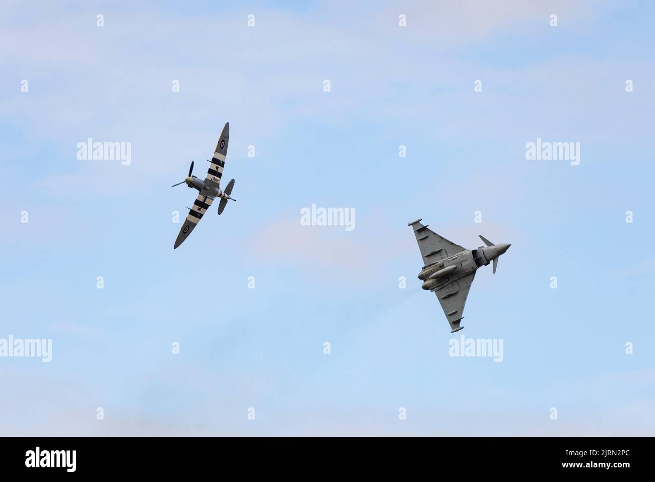 Supermarine Spitfire Mk VB des BBMF in Formation mit einem Eurofighter Typhoon FGR4 von RAF Coningsby am RAF Syerston Familientag. Stockfoto