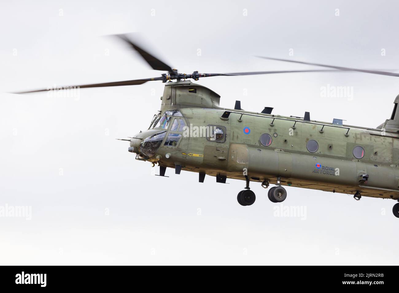 Boeing CH-47D Chinook-Schwerlasthubschrauber des Royal Air Force Chinook Display Teams mit Sitz bei RAF Odiham, Familientag der RAF Syerston. Stockfoto