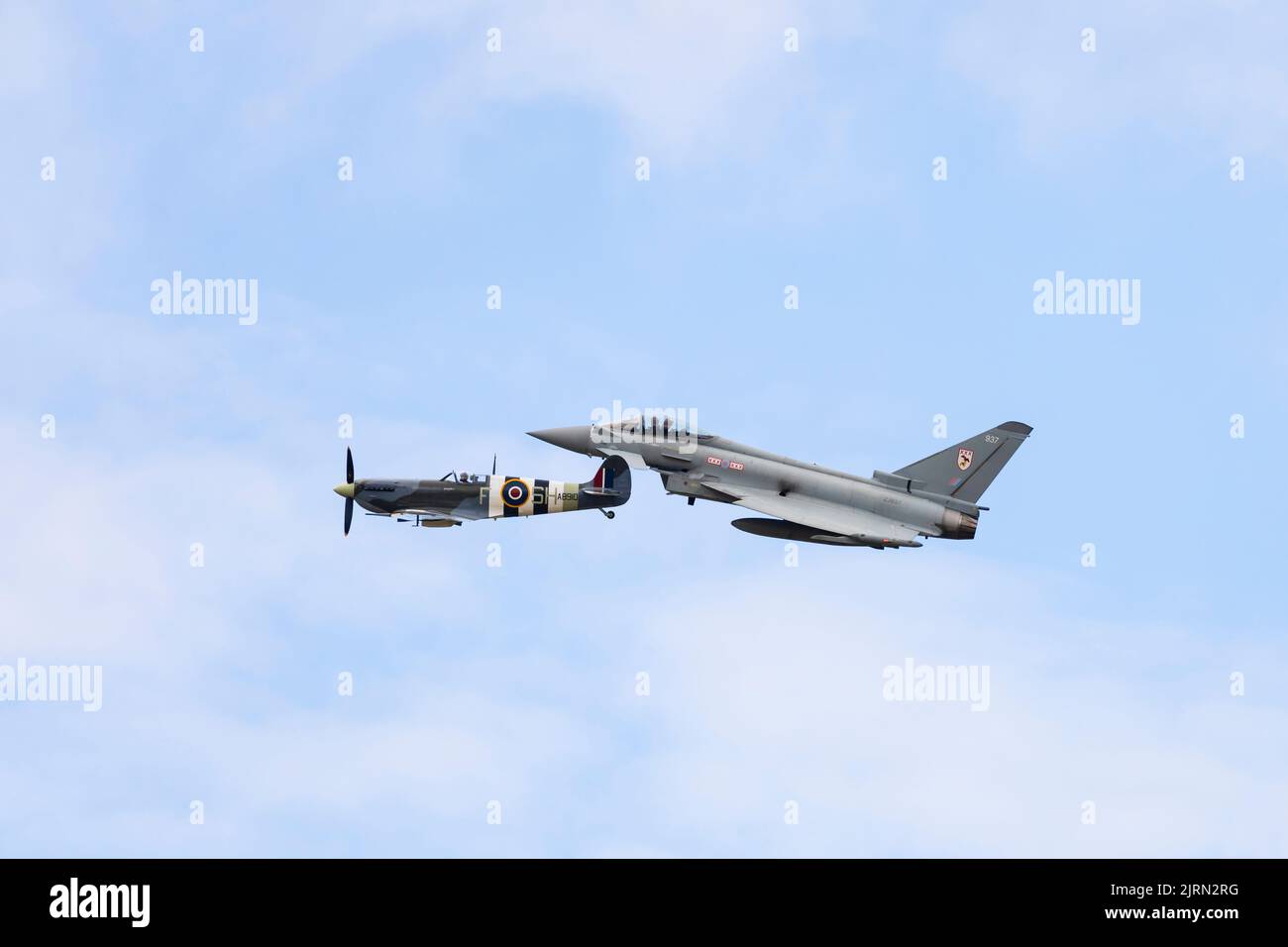 Supermarine Spitfire Mk VB des BBMF in Formation mit einem Eurofighter Typhoon FGR4 von RAF Coningsby am RAF Syerston Familientag. Stockfoto
