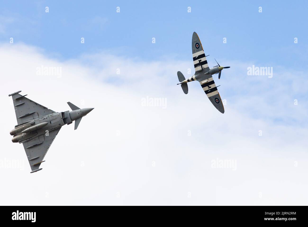 Supermarine Spitfire Mk VB des BBMF in Formation mit einem Eurofighter Typhoon FGR4 von RAF Coningsby am RAF Syerston Familientag. Stockfoto