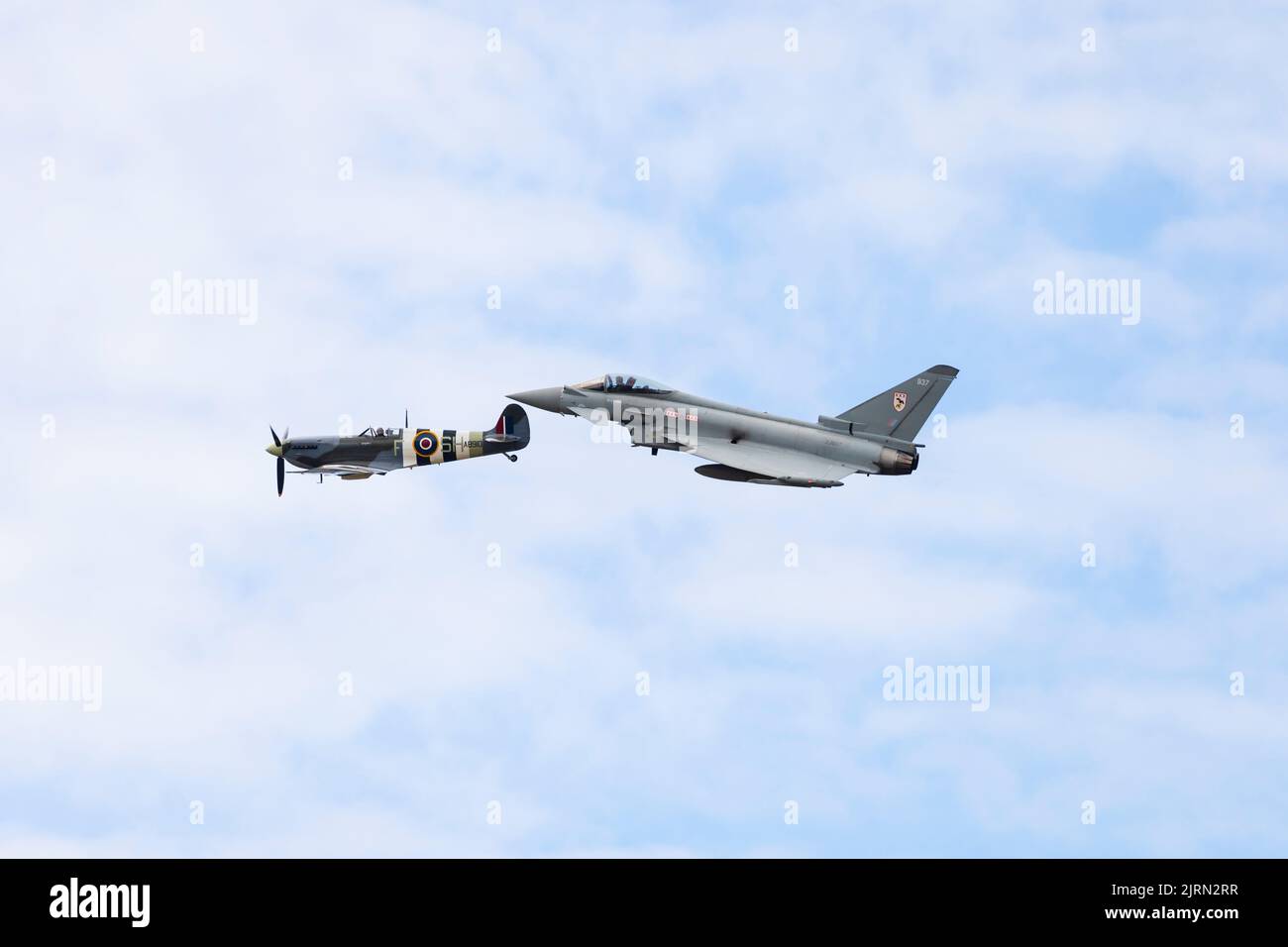 Supermarine Spitfire Mk VB des BBMF in Formation mit einem Eurofighter Typhoon FGR4 von RAF Coningsby am RAF Syerston Familientag. Stockfoto