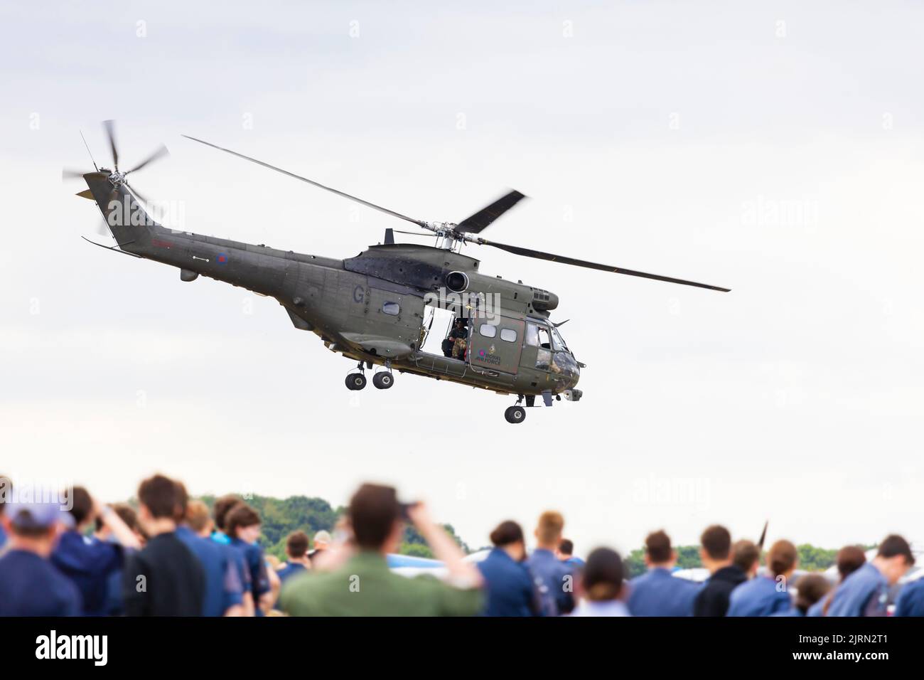 Der Aerospatiale Westland HC2 Puma-Unterstützungshubschrauber der Royal Air Force startet am Familientag der RAF Syerston über die Menge. Mit Sitz bei RAF Benson Stockfoto