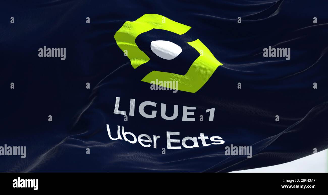 Paris, FRA, Juli 2022: Nahaufnahme der Flagge der Ligue 1, die im Wind winkt. Die Ligue 1 ist eine französische Profi-Liga für Fußballvereine von Männern. Il Stockfoto