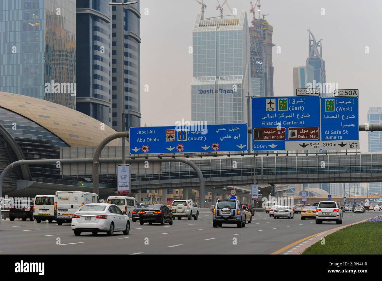 Dubai, Vereinigte Arabische Emirate: Autos fahren an der Sheikh Zayed Road, der längsten Autobahn in allen Emiraten, unter einem großen Straßenschild vorbei. Stockfoto