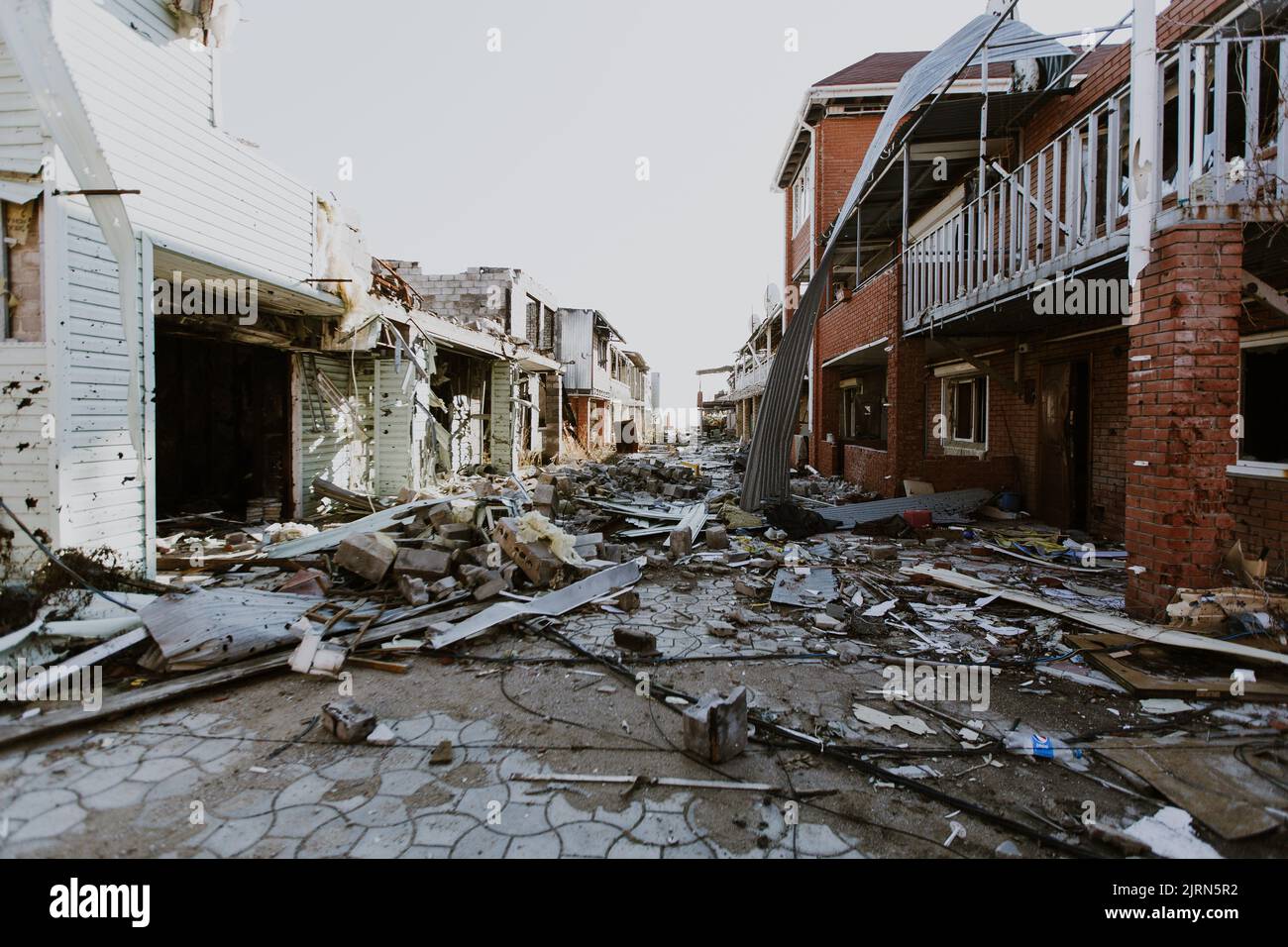 Mariupol, Ukraine - 11.19.2016: Zerstörte Schule im Frontdorf Shirokino. Konsequenzen des Krieges zwischen Russland und der Ukraine. Stockfoto