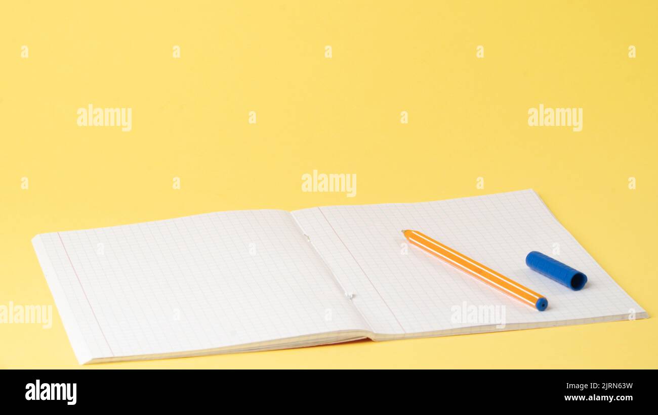 Notizbuch und Stift auf dem Tisch auf gelbem Hintergrund, Platz für Text, Lernen Stockfoto
