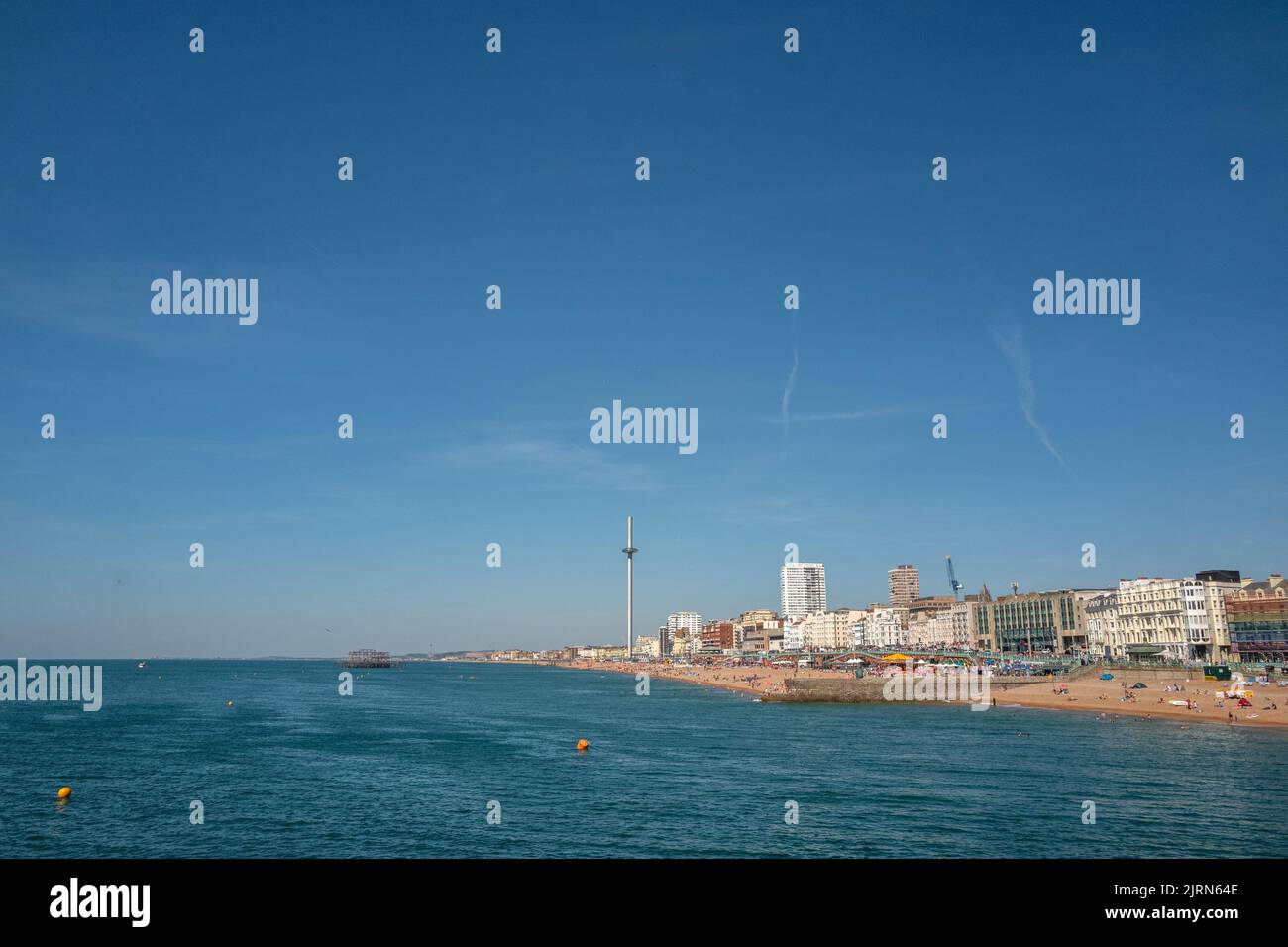 Brighton, August 10. 2022: Die Küste und der Strand von Brighton Stockfoto