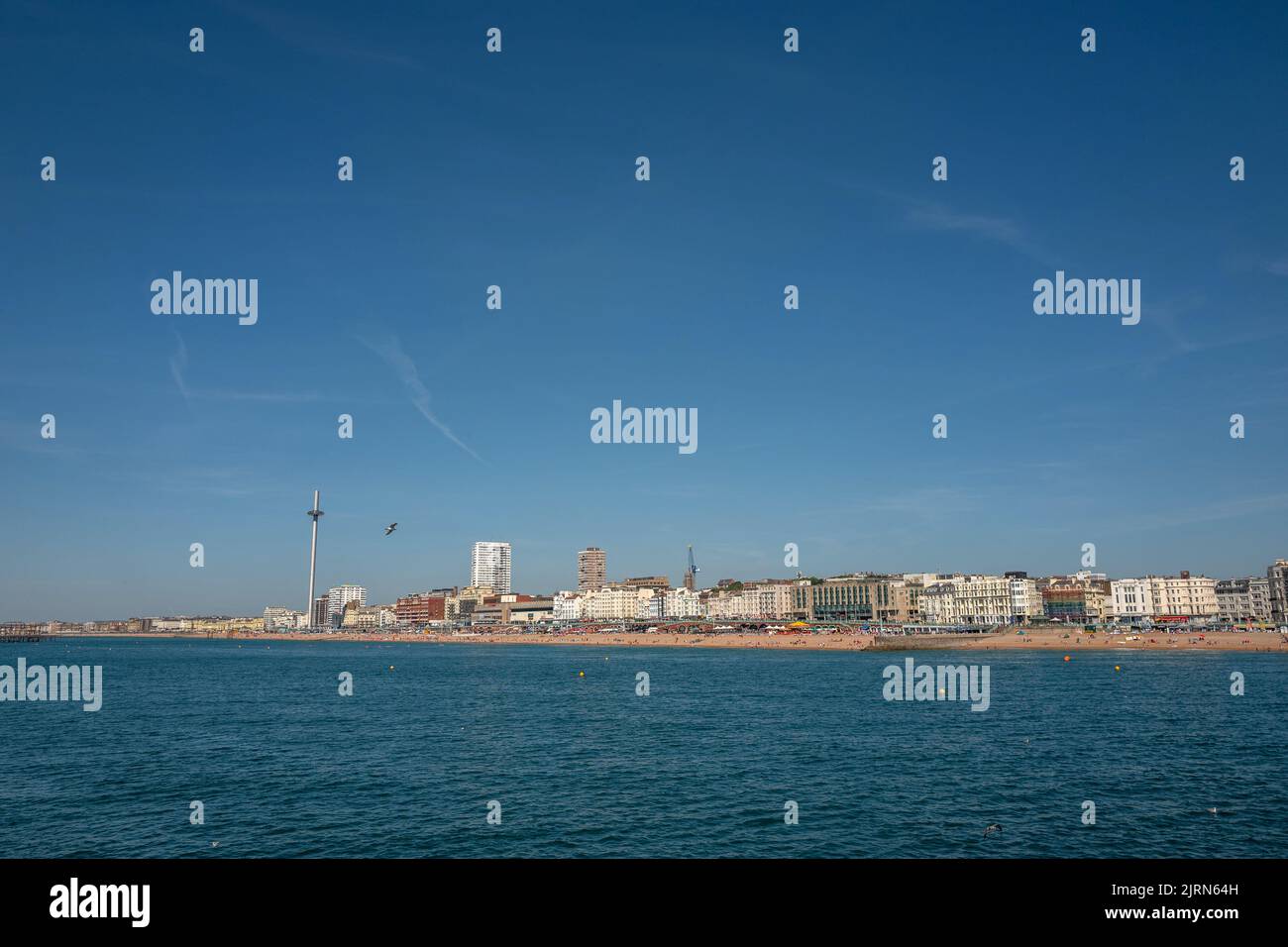 Brighton, August 10. 2022: Die Küste und der Strand von Brighton Stockfoto