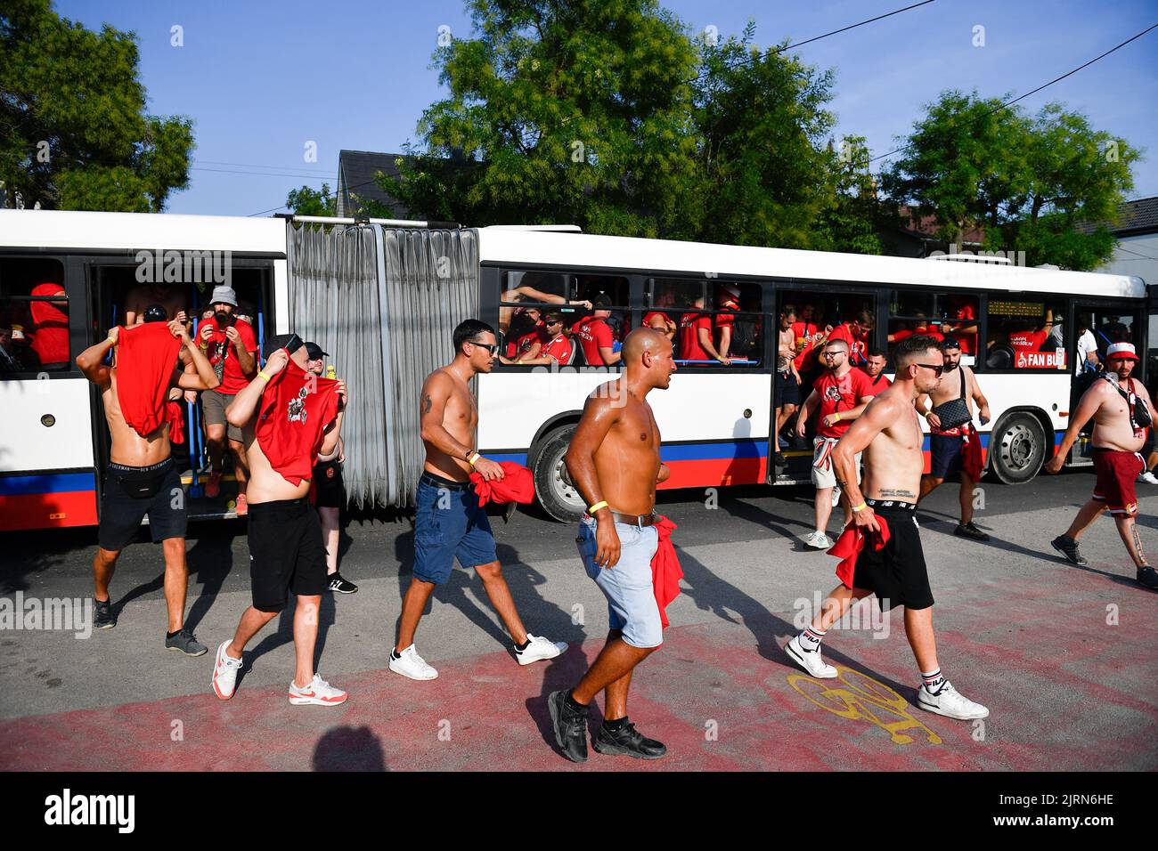 25. August 2022, Ungarn, Székesfehérvár: Fußball: UEFA Europa Conference League Qualifying, Mol Fehérvár - 1. FC Köln, 4.. Runde, zweite Beine, Sóstói Stadion Szekesfehervar. Fans von Köln auf dem Weg zum Stadion. Foto: Marton Monus/dpa Stockfoto