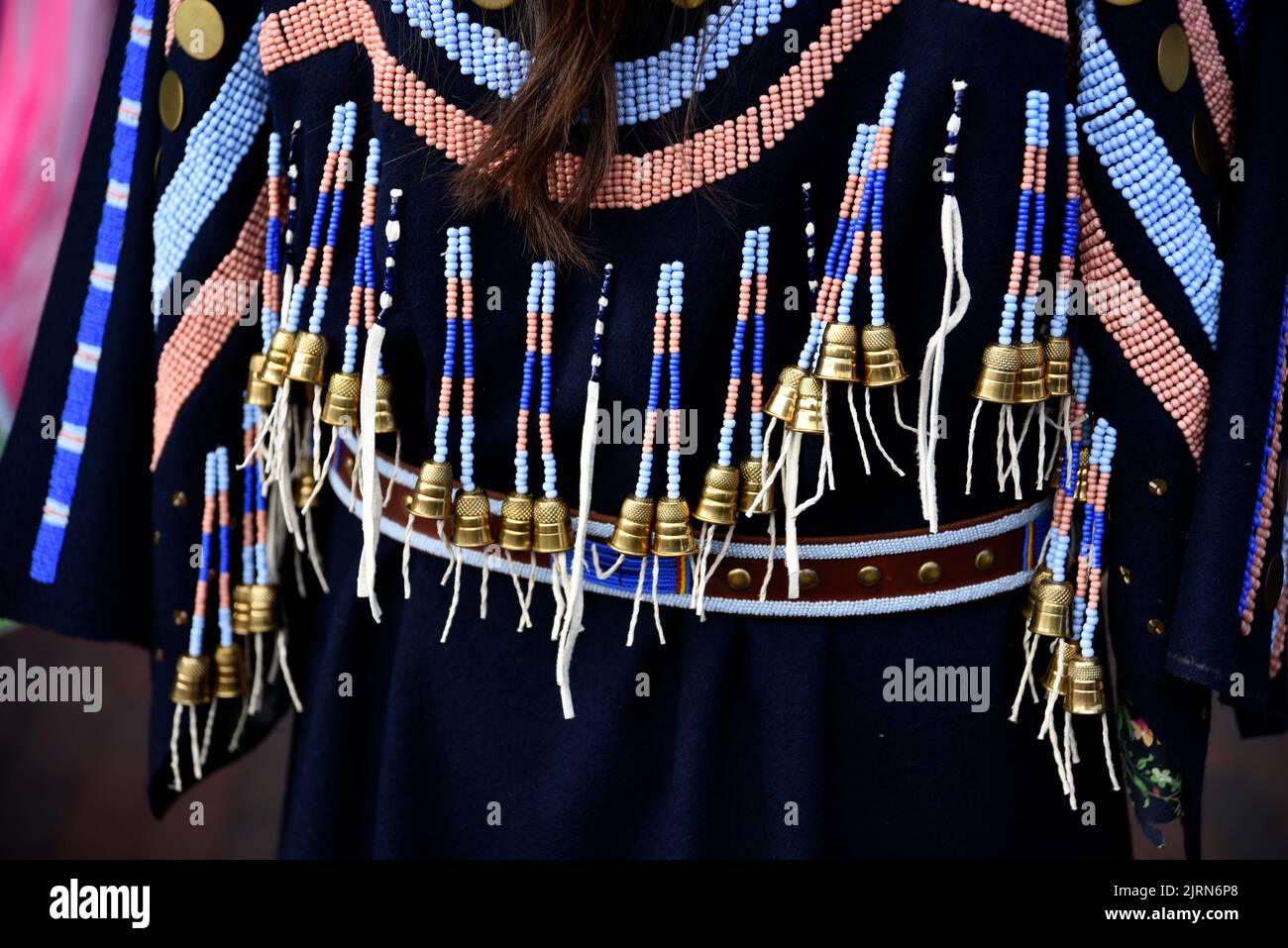 Eine indianische Frau wartet auf ihre Teilnahme am Native American Clothing Contest auf dem Santa Fe Indian Market in Santa fe, New Mexico. Stockfoto
