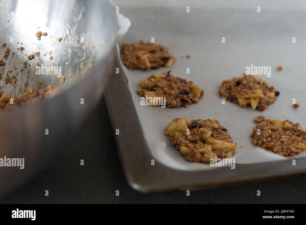 Gebackene Plätzchen auf einem Backblech. Metallschüssel. Wohnküche Stockfoto